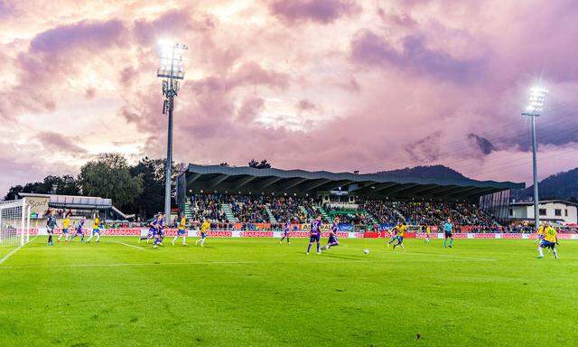 Im Gernot-Langes-Stadion in Wattens (im Bild das Cupspiel der Tiroler gegen Austria Wien im September 2019) war das Unglück vor zwei Jahren geschehen.