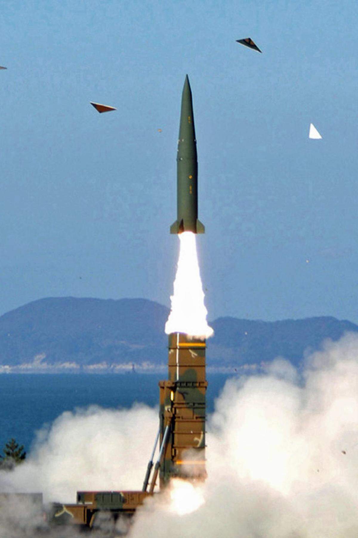 Die südkoreanische Antwort auf den misslungenen Start der nordkoreanischen Rakete ließ nicht lange auf sich warten. Schon am 19. April 2012 wurden nach Angaben des Verteidigungsministeriums in Seoul neue Marschflugkörper stationiert. Damit könne das Militär "vorsätzliche Provokationen" Pjöngjangs "hart und präzise bestrafen", sagte Generalmajor Shin Won-sik. Das Ministerium veröffentlichte einen Videoclip mit einem Teststart der Marschflugkörper, gab deren Reichweite aber nicht bekannt.