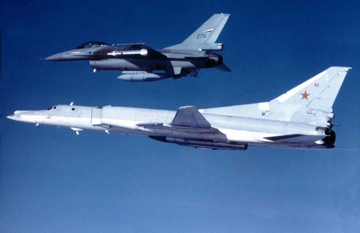 Backfire eskortiert von F-16 der norwegischen Luftwaffe