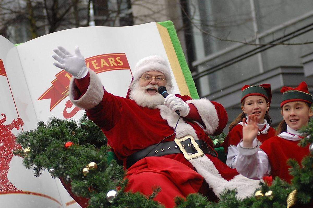 Warum die Arktis zu Kanada gehört? Ganz einfach: Weil der Weihnachtsmann Kanadier ist. In Territorialstreitigkeiten werden ja gelegentlich weit hergeholte Argumente bemüht. Zu den originelleren zählt diese Begründung, mit der Kanada seine Ansprüche in der Arktis untermauert. Die Regierung warf der Opposition quasi unpatriotische Umtriebe vor, weil diese Nordpol und Weihnachtsmann nicht in Kanada sähe. Das ließen die Liberalen nicht auf sich sitzen: "Jeder weiß, dass der Weihnachtsmann Kanadier ist."