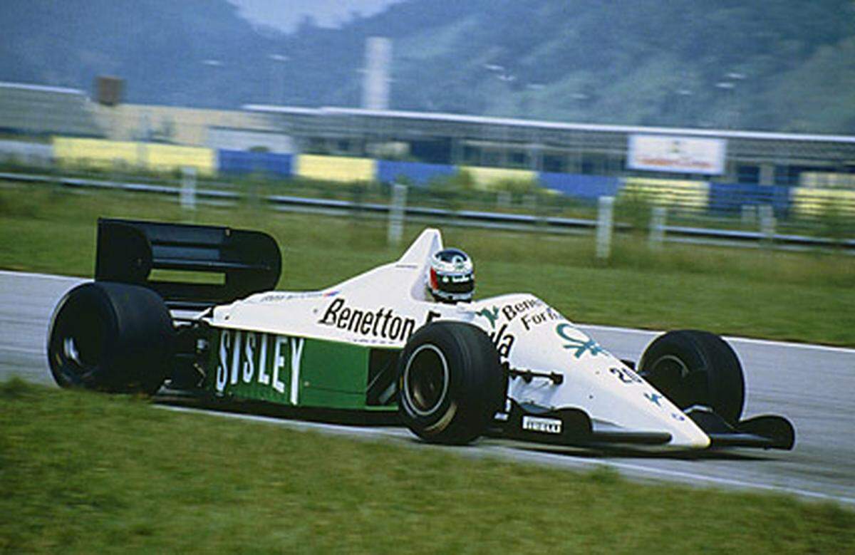 Der am 27. August 1959 in Wörgl geborene Gerhard Berger debütierte 1984 in einem ATS-BMW auf dem Österreichring. Nach einem Intermezzo bei Arrows kam der Tiroler 1986 zu Benetton. In einem der größten Ungetüme der Formel-1-Geschichte gelang ihm in Mexiko sein erster Sieg. Mit dem bis zu 1350 PS starken Boliden erreichte Berger zudem in Monza mit 351,22 km/h die höchste jemals gemessene Geschwindigkeit in der Formel 1.