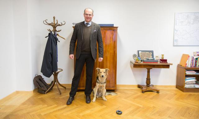 Andreas Reichhardt mit Schäfermischling Finn, den er aus einem Belgrader Tierheim geholt hat.