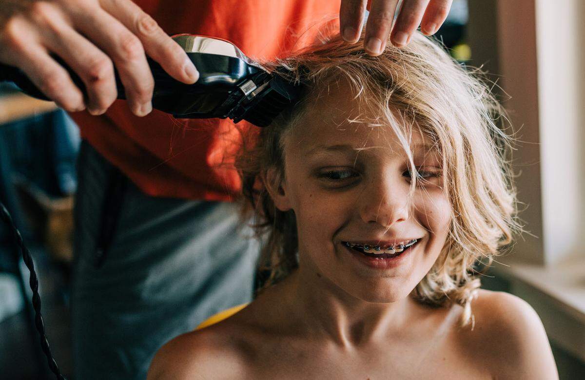 Diese Zeit könne dafür genützt werden, die eigenen fotografischen Fähigkeiten zu verbessern, sind sich die Nutzer einig. "Mein Sohn hat schon dringend einen Haarschnitt benötigt", erzählt eine Teilnehmerin aus den USA. "Er war so aufgeregt, sie sich erstmals von seinem Vater schneiden zu lassen. Er bat mich, diese Erfahrung für immer festzuhalten."