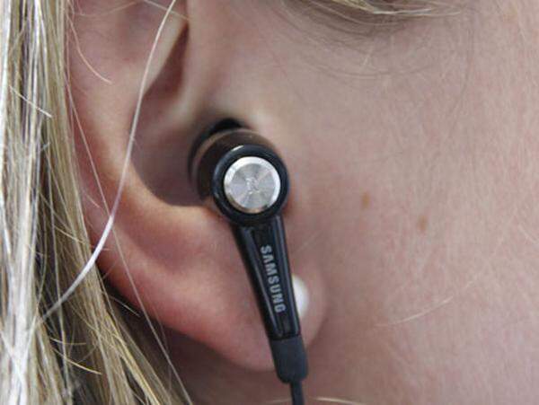 Samsung hat die üblichen "in ear"-Kopfhörer beigelegt, die tief ins Ohr gedrückt werden müssen und selbst dann nicht immer an Ort und Stelle bleiben.