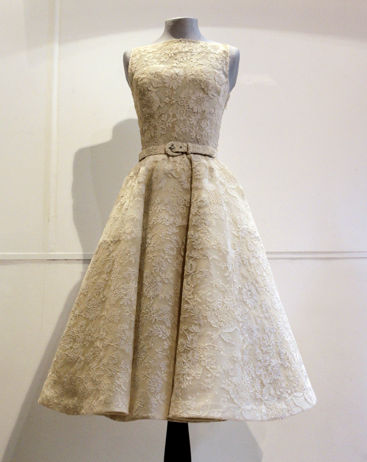 Bei der Auktion des Kerry Taylor Auktionshauses in London wurde jedoch ihr weißes Kleid von Edith Head versteigert. Dieses trug sie im Film "Ein Herz und eine Krone" und später in leicht veränderter Form zu den Oscars. 40.000 bis 60.000 Pfund sollte das "Lucky Dress", wie es Audrey Hepburn selbst nannte, einbringen. Es fand jedoch keinen Abnehmer.