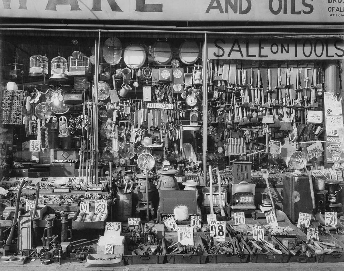 BERENICE ABBOTT (1898-1991) Hardware Store Lower East Side, 316-318 Bowery, Bleecker Street, 1938 Gelatin silver print 39,7 x 50,2 cm ©Berenice Abbott / Commerce Graphics