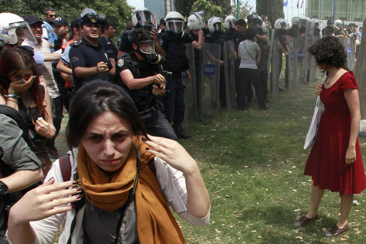 Eine gut gekleidete unbewaffnete Frau wird mit Tränengas attackiert: Die Bilder gehen um die Welt, in den sozialen Netzwerken werden sie eifrig geteilt. Mittlerweile ist die Dame im roten Kleid so etwas wie die Ikone des Widerstands in der Türkei.