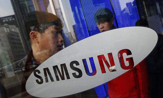 A man walks out of Samsung Electronics´ headquarters in Seoul