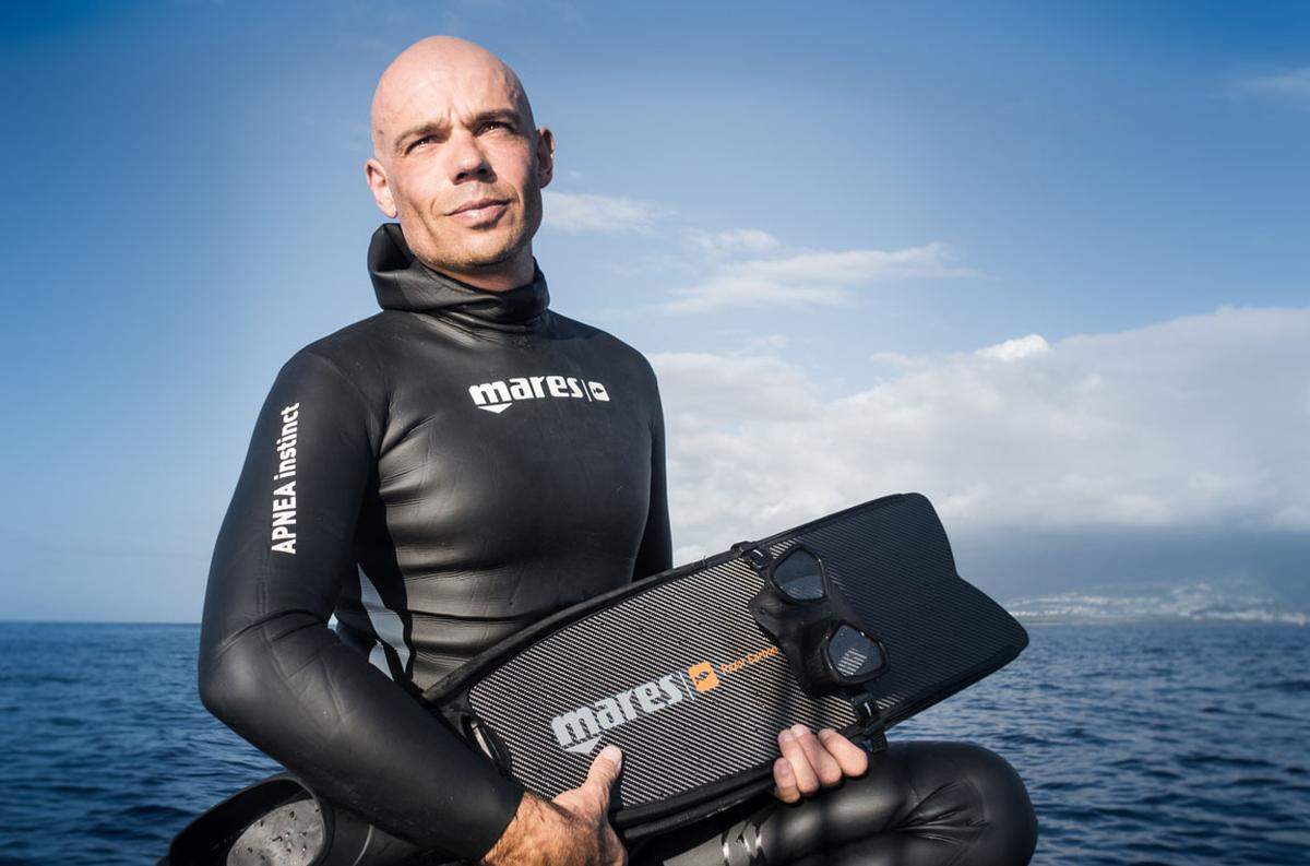 Gastgeber ist Weltrekord-Freediver, Unterwasserfotograf und Haischützer Fred Buyle. Er wird im Becken neben den Haien schwimmen.