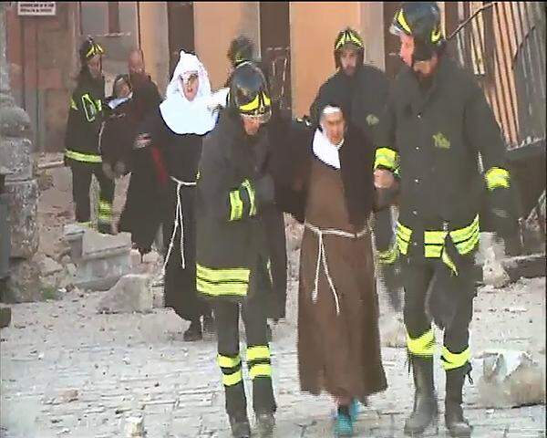 Das Erdbeben, das unter den Obdachlosen im Erdbebengebiet für Panik sorgte, war von Bozen bis Neapel zu spüren - und auch im Süden Österreichs. 