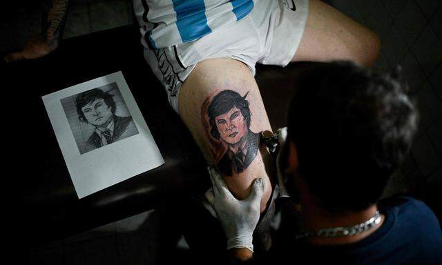 Ein Anhänger des neuen argentinischen Präsidenten lässt sich das Konferfei Javier Mileis tätowieren. 