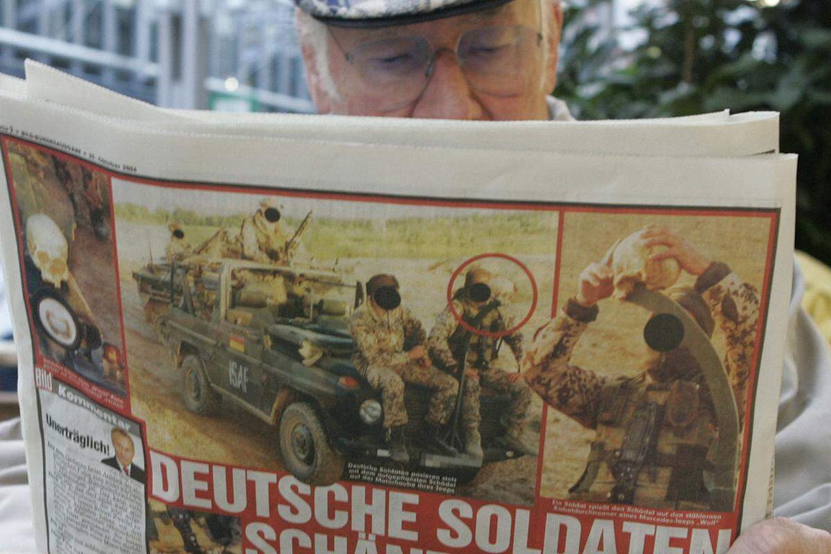 Nicht nur das US-Militär gerät immer wieder negativ in die Schlagzeilen. Im Herbst 2006 schockt die deutsche Bundeswehr die Öffentlichkeit: Bundeswehr-Soldaten in Afghanistan posieren auf Fotos mit entblößtem Penis und mit menschlichen Totenschädeln und Knochen aus einem Gräberfeld. Sechs Verdächtige werden ausgeforscht.