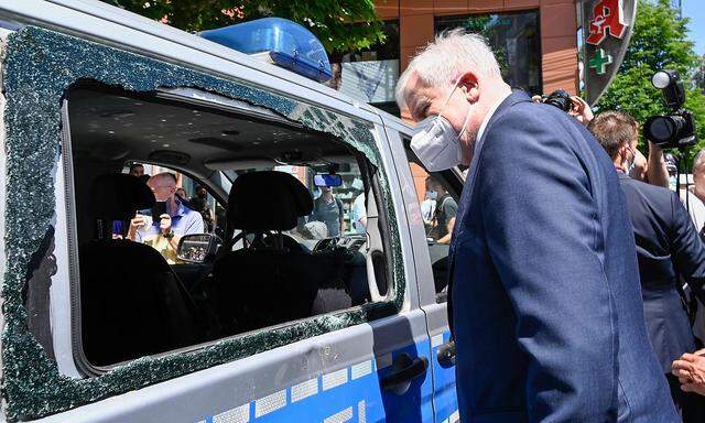 Innenminister Horst Seehofer machte sich am Montag selbst ein Bild von den Schäden in Stuttgart.