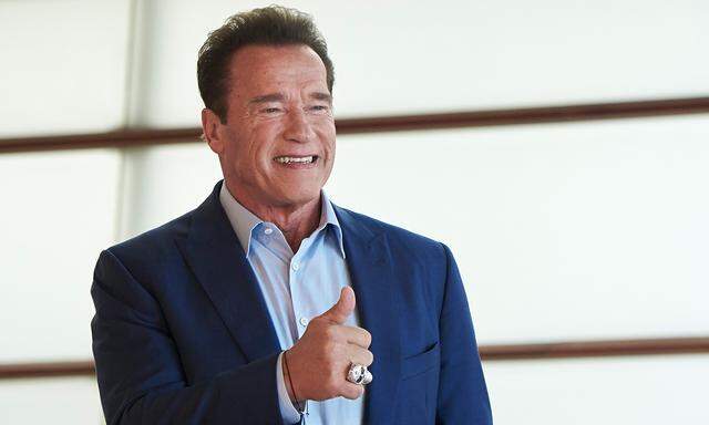 Arnold Schwarzenegger nimmt den Pokal in Budapest entgegen.