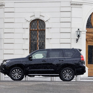 Passt auch hierher: der Land Cruiser President vor der Präsidentschaftskanzlei.