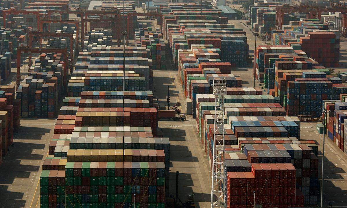 Der drittgrößte Hafen der Welt liegt nahe Hongkong am Südchinesischen Meer. Der Port of Shenzhen ist einer der am schnellsten wachsenden Häfen, der Umsatz liegt bei rund 23,98 Millionen TEU.