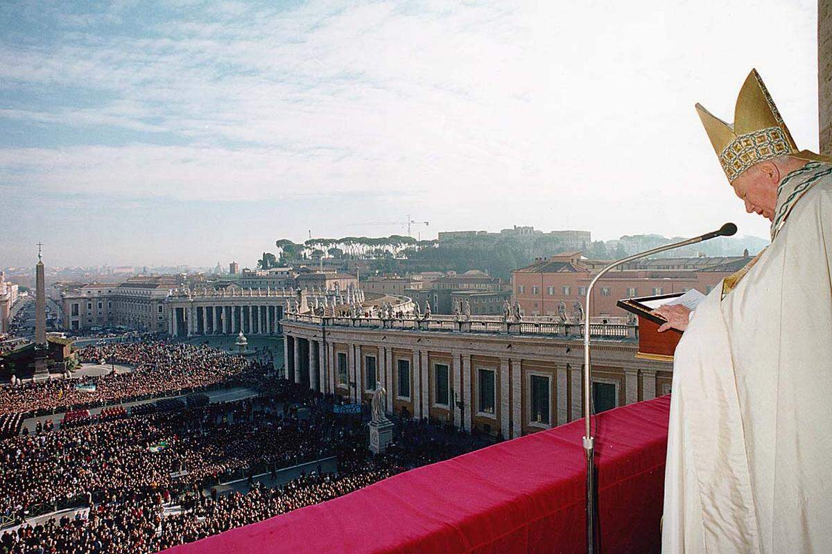 Ein weiterer Akzent des Pontifikates sind die1338 Seligen und 482 Heiligen, die der Papst zur Ehre der Altäre erhoben hat - darunter auch im Oktober 2004 den letzten österreichischen Kaiser Karl I.