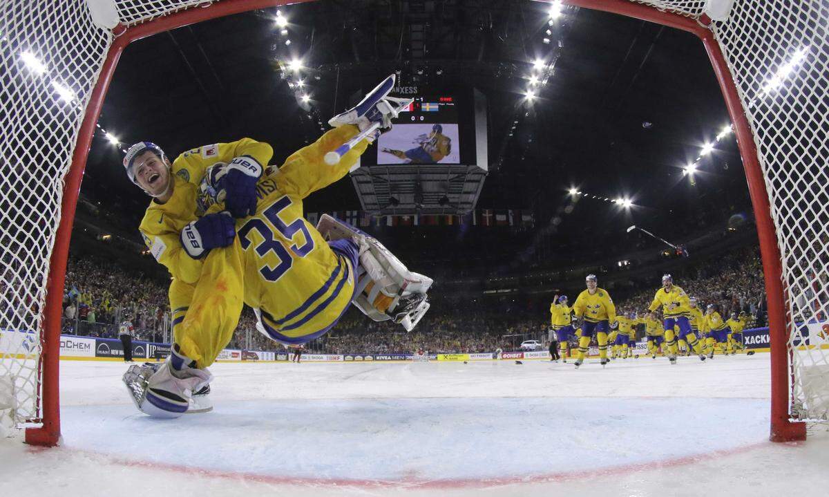 Die Teamkollegen im Anflug: Goalie Henrik Lundqvist wurde zum schwedischen Finalhelden bei der Eishockey-WM.