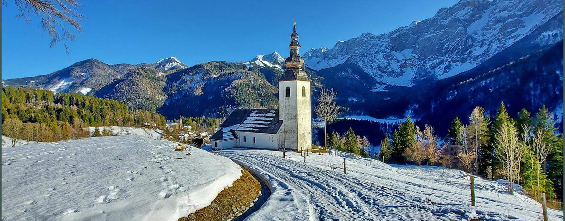 Das Bergsteigerdorf Jezersko liegt inmitten der Steiner Alpen (Kamniško-Savinjske Alpe) und der Karawanken (Karavanke) im Norden Sloweniens. Langläufer schätzen das Gelände, es geht weit und flach dahin.