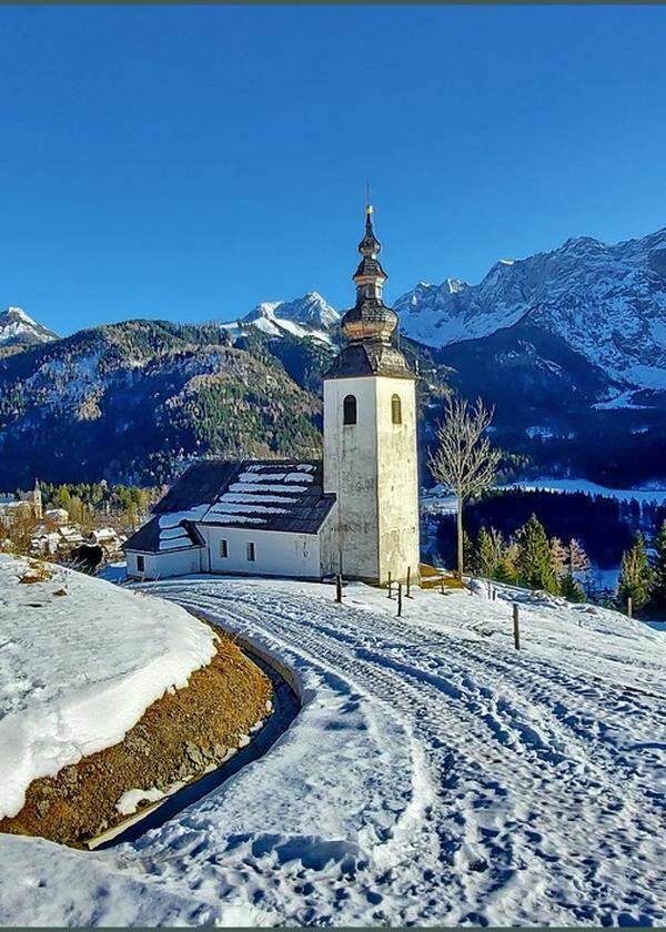 Das Bergsteigerdorf Jezersko liegt inmitten der Steiner Alpen (Kamniško-Savinjske Alpe) und der Karawanken (Karavanke) im Norden Sloweniens. Langläufer schätzen das Gelände, es geht weit und flach dahin.