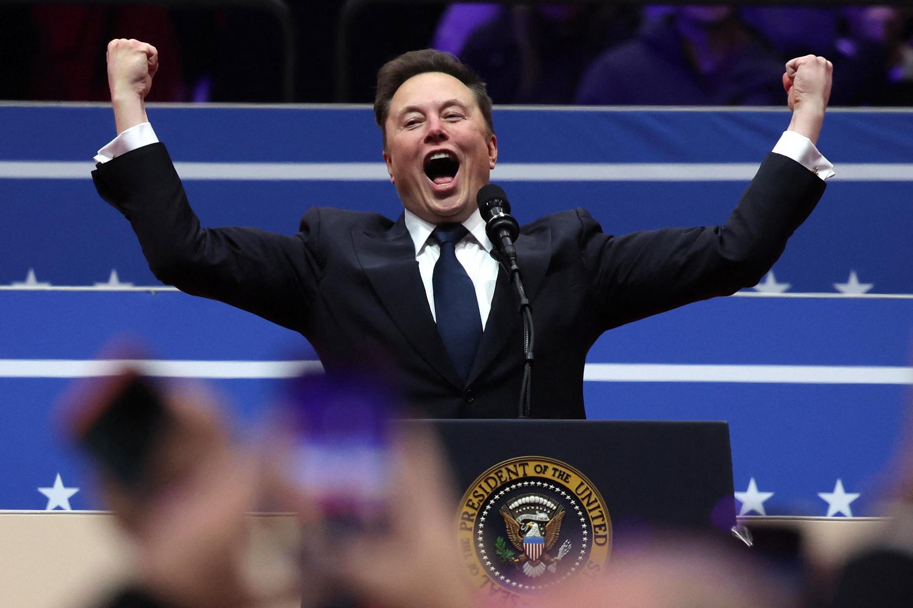 Nochmal Elon Musk, der in der Capital-One-Arena den Trump-Fans einheizte.