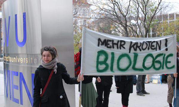 Der Beginn: Bereits um 16 Uhr trafen sich rund 120 Studenten vor der Wirtschaftsuni. Zu ihnen stießen die Biologen, worauf sich die Zahl der Demonstranten schlagartig verdoppelte. Während die Transparente der WU-Demonstranten mehr Betreuer forderten, machten die Biologen klar, dass sie mehr Geld benötigen.