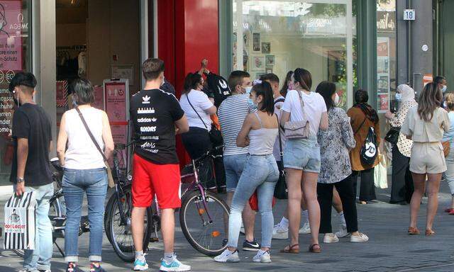 Auch Abstandsregeln erschwerten den Zutritt zu Geschäften. 