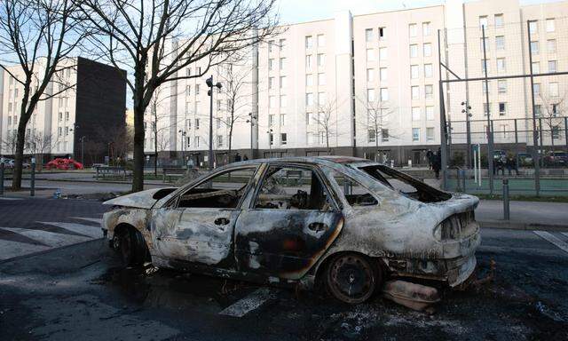 Eines von vielen verbrannten Autos nach den Unruhen der vergangenen Tage nördlich von Paris. 
