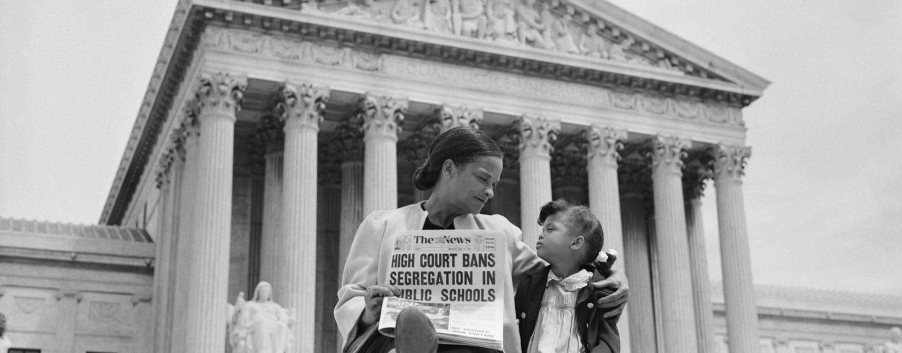 Vor dem Supreme Court: Eine Mutter erklärt ihrem Kind, dass die Rassentrennung in den Schulen nun verfassungswidrig sei (Mai 1954).