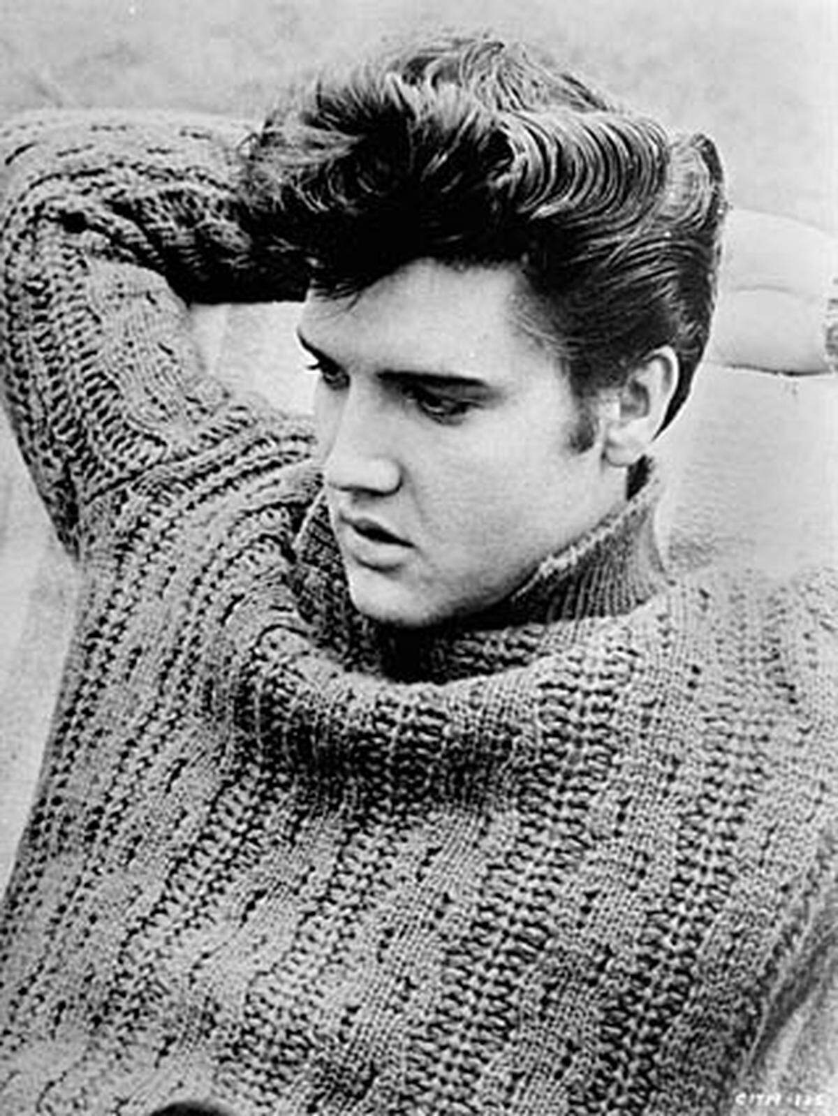 Ja, heute ist Elvis "The King of Rock 'n' Roll", wie er es auch schon in den 50ern war. In den 60er Jahren sah seine musikalische Karriere allerdings ganz anders aus: In dieser Zeit konzentrierte sich der Musiker mit dem charmanten Hüftschwung hauptsächlich auf seine Filmarbeit in Hollywood. Und so samtweich seine Leinwandauftritte waren, so kitschig kam er auch auf Schallplatte (und Kassette) rüber.