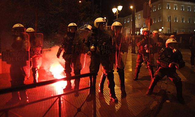 Bei Auseinandersetzungen zwischen Polizei und Demonstranten wurden einige Personen verletzt.