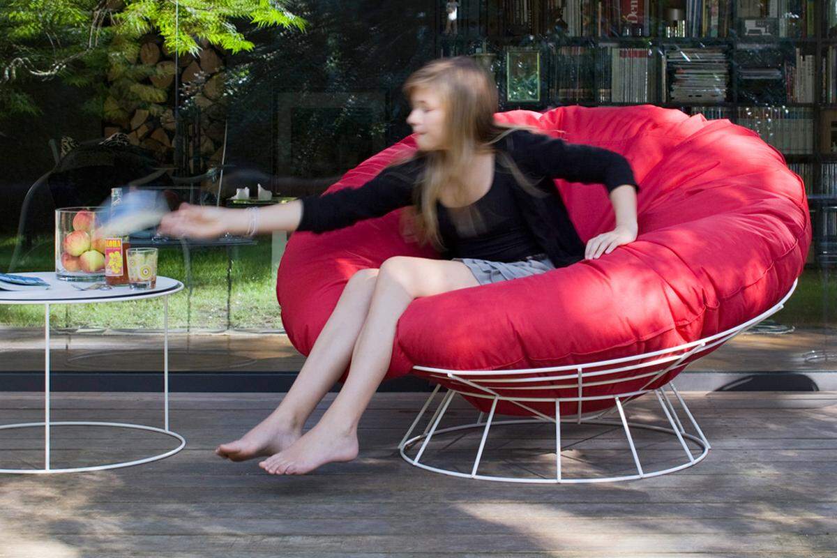 In diesem "Bulls Nest" kann man schön im Garten knotzen. Das Sitzkissen ist mit einem Sunbrella-Stoff überzogen, damit ist der Sessel lichtecht und wasserabweisend.