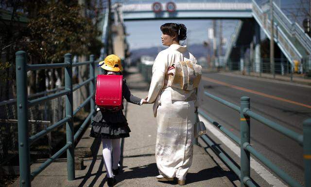 Erster Schultag für ein Mädchen im japanischen Fukushima.