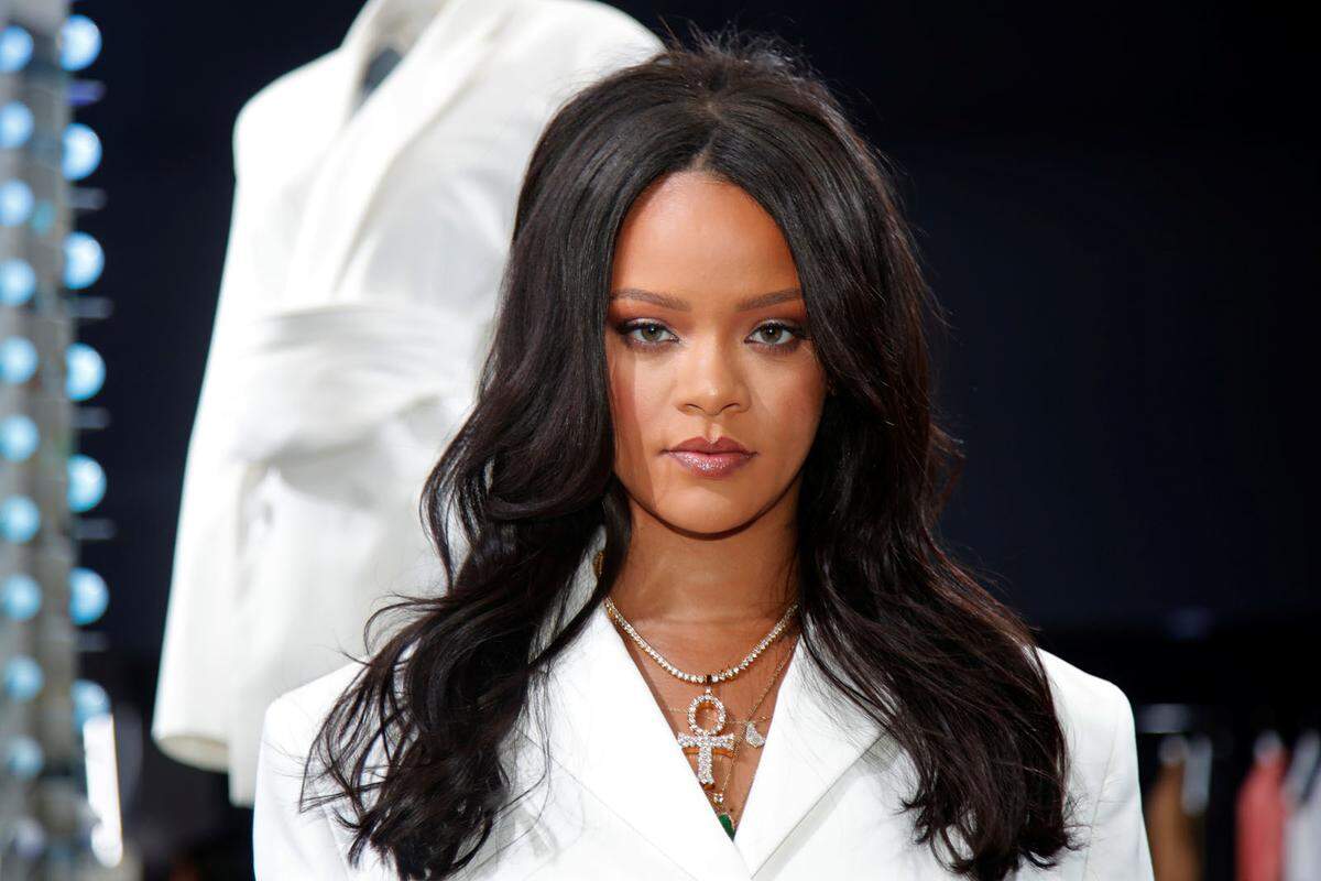 Rihanna ist die reichste Musikerin auf der Liste. Sie ist mit einem Vermögen von geschätzten 600 Mio. Dollar (532 Mio. Euro) auf Platz 31 zu finden. Ihr Geld macht sie nicht nur mit Musik, sondern auch mit ihrem Beautylabel und ihrem neuesten Coup: einem Modelabel in Zusammenarbeit mit dem Luxusmodekonglomerat LVMH.
