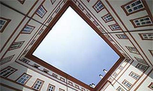 Salzburg feiert seien Mythos auch museal - seit Juni in der neuen Residenz. Auch andere Landesmuseen wollen mehr Aura, weniger Info.