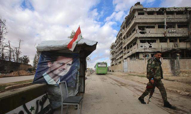 Ein Kontrollposten syrischer Regimeeinheiten bei Aleppo