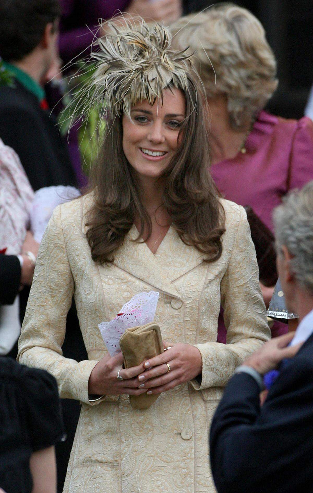Ein bisschen zerrupft sah Herzogin Catherine, damals noch Kate Middleton, bei der Hochzeit von Laura Parker Bowles und Harry Lopes 2006 aus.      