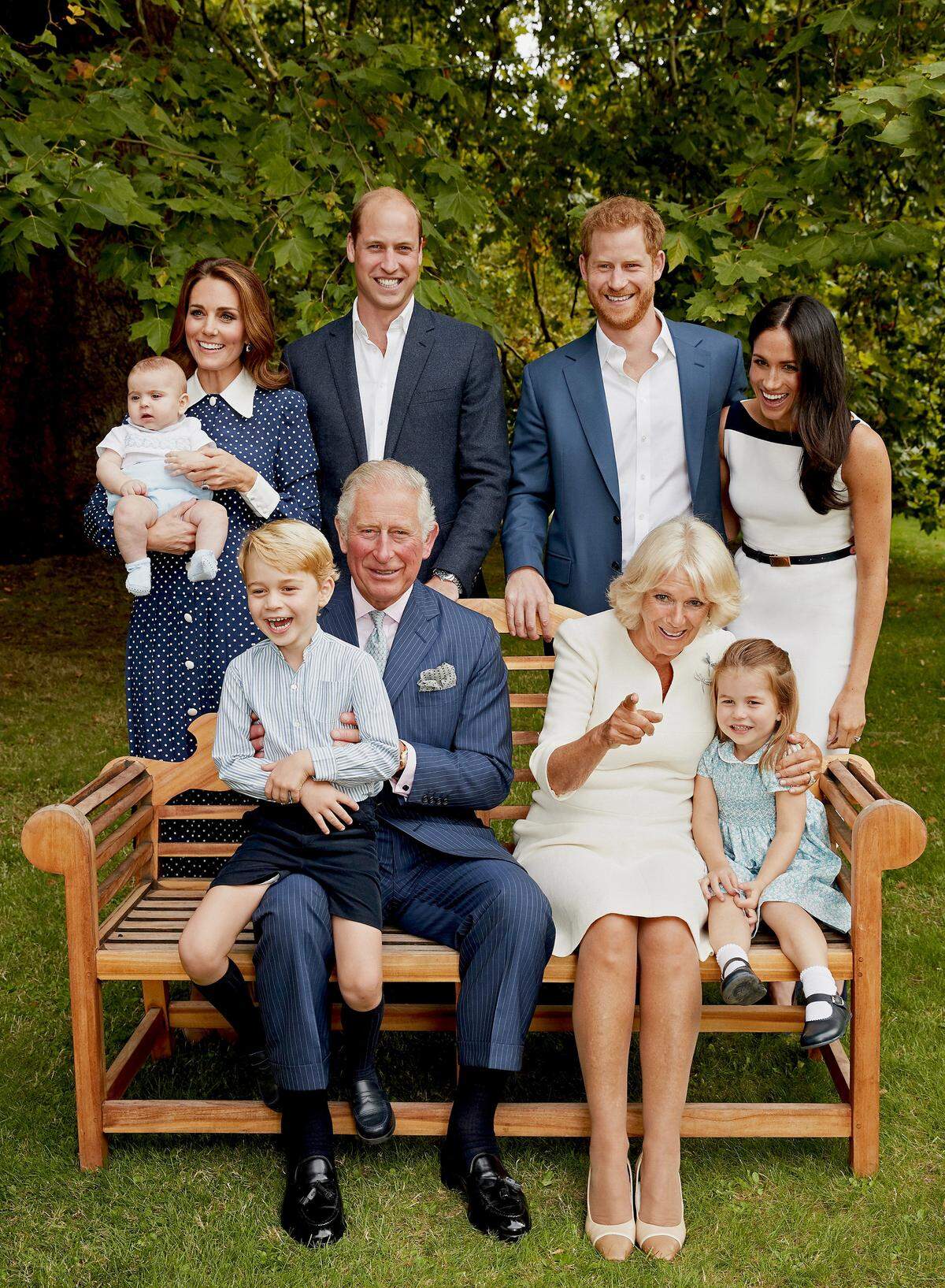 Happy Birthday Prinz Charles: Zum Ehrentag des britischen Thronfolgers veröffentlichte der Palast im November 2018 neue Bilder der Royal Family – mit dem wohl fröhlichsten Familienfoto aller Zeiten. Im Garten von Clarence House, wo der Jubilar residiert, posierten Prinz Charles mit Ehefrau Camilla und Prinzessin Charlotte, auf seinem Schoß Prinz George, dahinter (v. l.) Catherine mit Baby Prinz Louis auf dem Arm, Prinz William, Prinz Harry und seine Meghan in angenehm ausgelassener Stimmung für die Kamera.