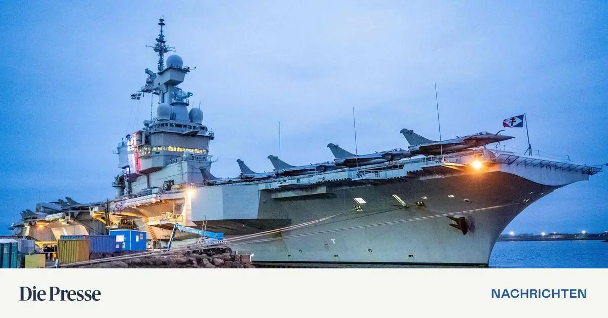 Joggender-Marine-Soldat-verr-t-Position-von-franz-sischem-Flugzeugtr-ger