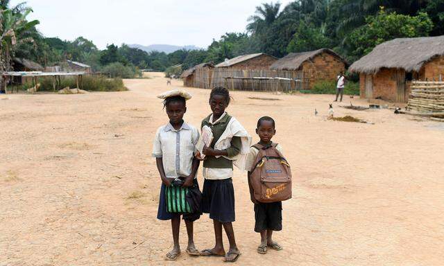 In diesem Dorf in Louzi, westlich von Kinshasa, gelang es mit Hilfe der Caritas, den Hunger zu vertreiben.