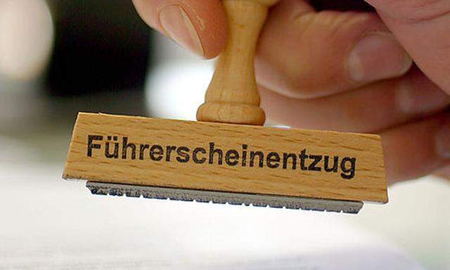 Fuehrerscheinentzug - Stempel, Symbolbild