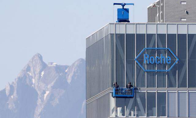Unterm Strich bleibt dem Unternehmen von seinem Corona-Abenteuer bisher nur wenig. clean windows of a building of Roche in Rotkreuz