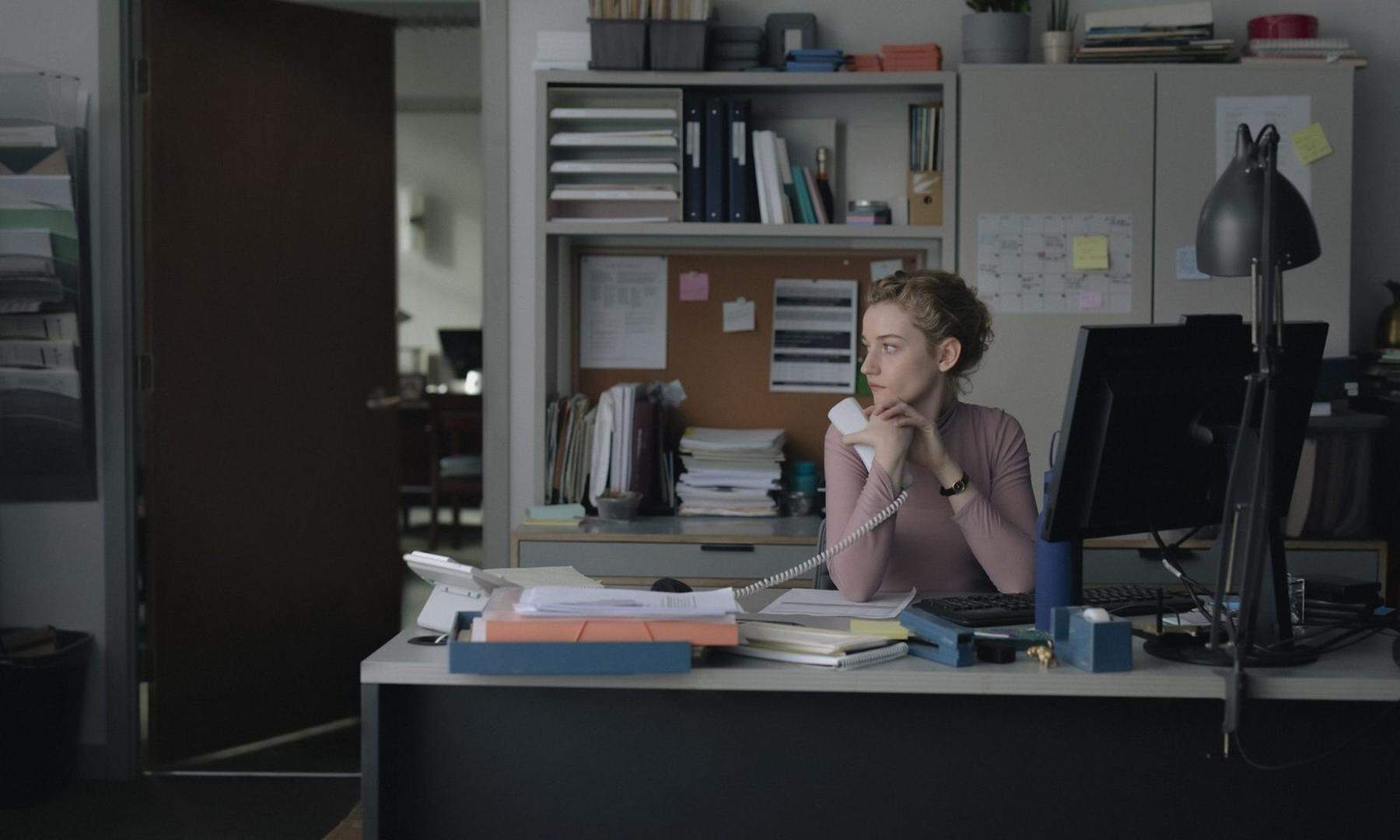 Ein System des Schweigens in Hollywood skizziert der Film „The Assistant“ mit Julia Garner. 