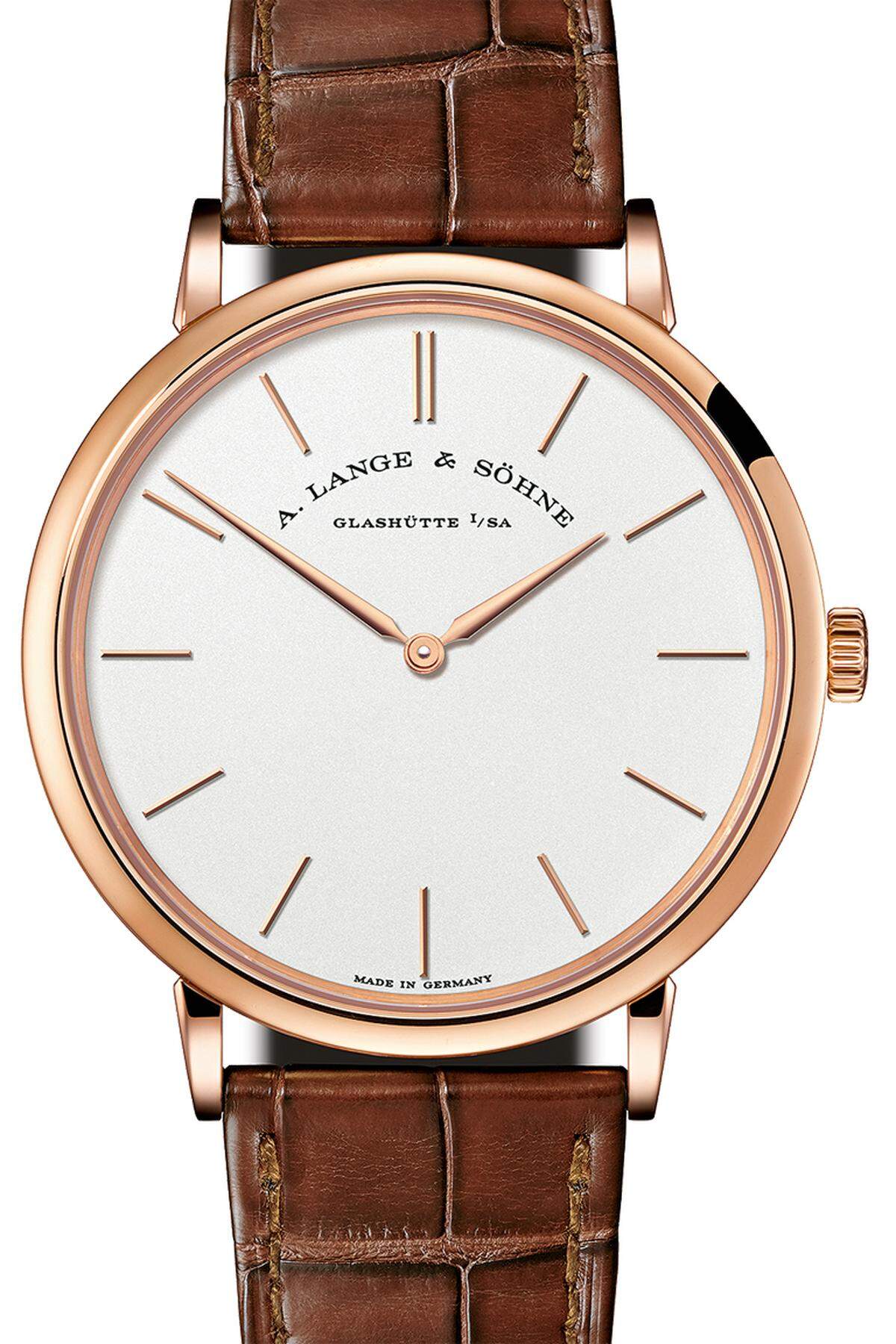 A. Lange &amp; Söhne, „Saxonia Thin“. Absolut schnörkellose Eleganz aus Glashütte in Sachsen, angetrieben von einem Handaufzugkaliber feinster Güte. Die 40-mm-Rotgoldarmbanduhr wird sich vermutlich einmal auch er gern ausborgen wollen.  