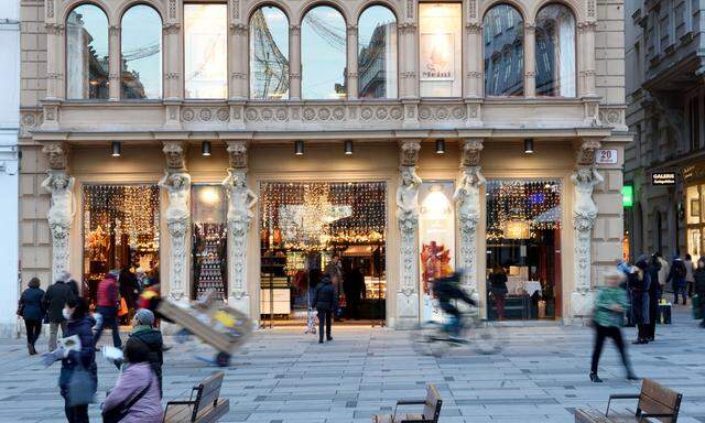 Der Meinl am Graben hat heuer an den ersten drei Adventsonntagen im Erdgeschoß offen, am 23.  12. im ganzen Haus. 