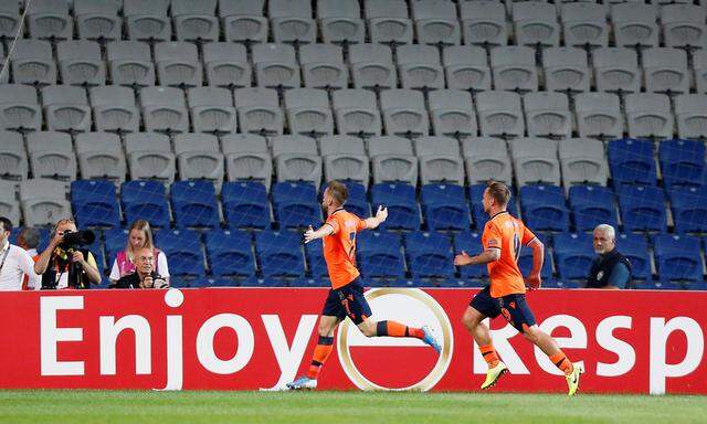 Istanbul Başakşehir spielt und jubelt im 2014 eröffneten Fatih-Termin-Stadion zumeist vor großteils leeren Rängen.