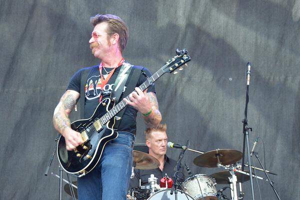 In der Nachmittagshitze die Leute zu animinieren, gelang den Eagles of Death Metal ganz gut: "This is not fucking England", rief Jesse "The Devil" Hughes, wenn es ihm zu leise war. Das von ihm verlangte "Amen" ging den österreichischen Fan aber ohnehin leicht von den Lippen. Gründungsmitglied Josh Homme, meist mit den Queens of the Stone Age unterwegs, fand diesmal Zeit, an den Drums zu sitzen.