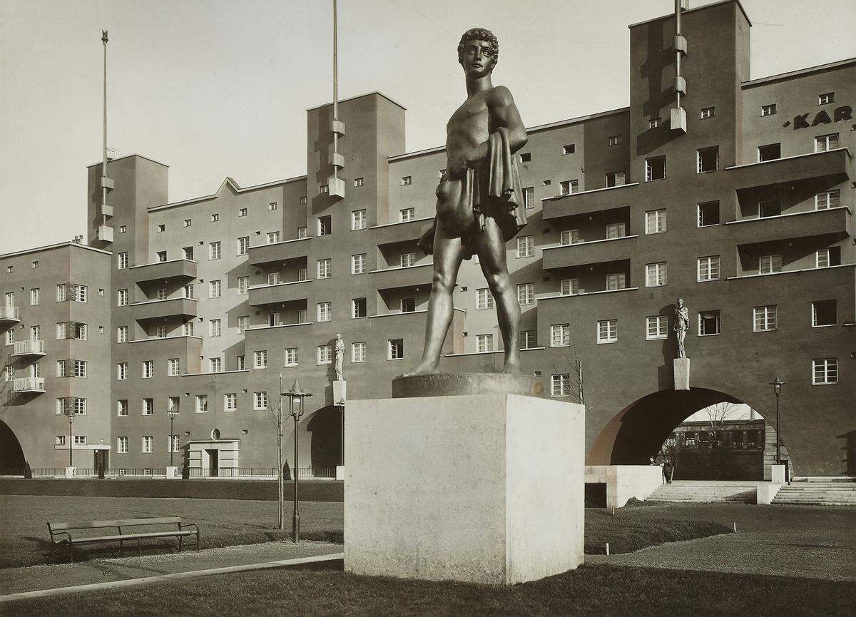Karl-Marx-Hof, Ehrenhof mit der Skulptur, „Der Sämann“, ca. 1930