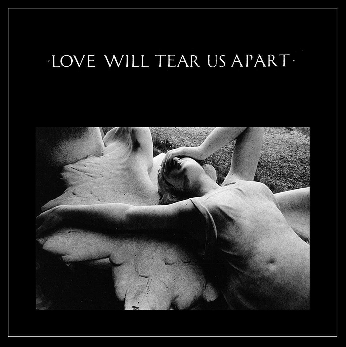 Tragischer geht's kaum: Mit nur 23 Jahren setzte Sänger Ian Curtis seinem Leben ein Ende. Kurz zuvor schrieb er diesen Song über unglücklich Liebende. "Love Will Tear Us Apart" steht auch auf dem Grabstein des Musikers.