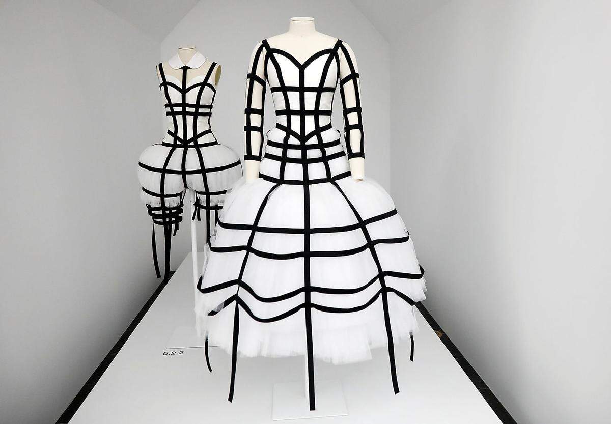 Kawakubos Label Comme des Garçons - anfangs ein reines Frauenmodehaus, ab den 1980er-Jahren auch mit Männerkollektionen - gilt als Avantgarde-Modehaus. Der Tenor im Modefeuilleton zu Kawakubos Entwürfen lautet vor allem: die Konzepte von konventioneller Schönheit auf die Probe stellend.